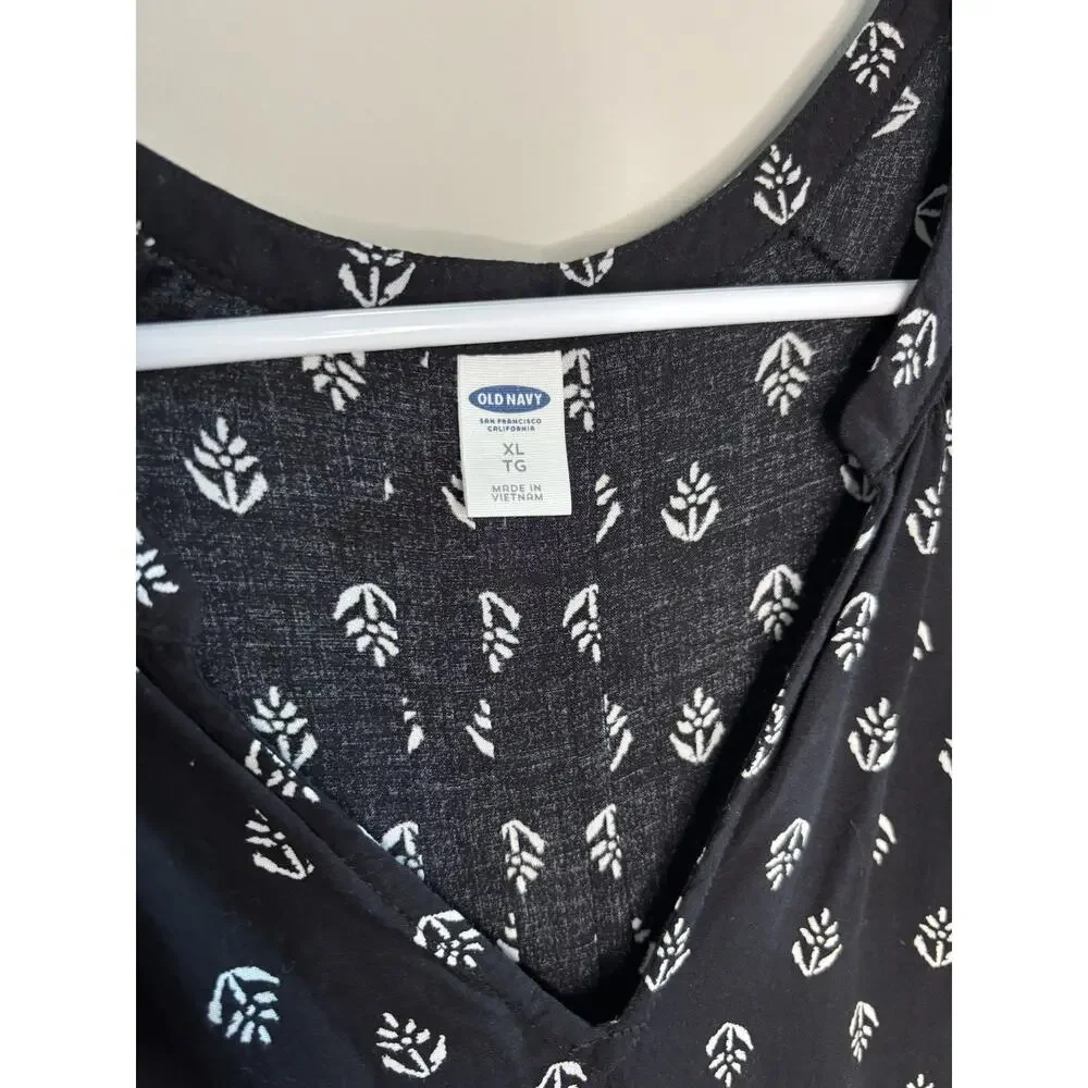 Old Navy Women’s Black & White Geometric V Neck Puff Short Sleeve Blouse XL